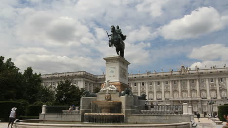 Estatua-De-Madrid-Y-Palacio-1