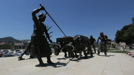 Ponte-De-Lima-Bauernstatue-Mit-Ochsenkarren