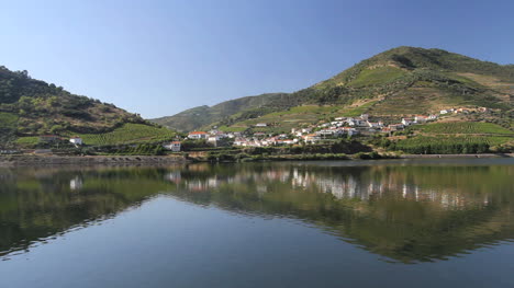 Douro-Dorf-Und-Portweinberge