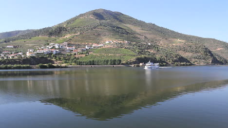 Boot-Bewegt-Sich-Auf-Dem-Douro-Fluss