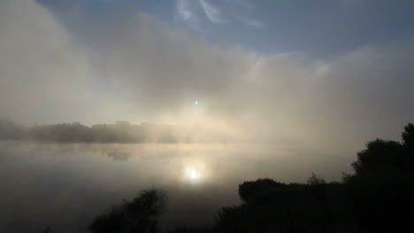 Portugal-Lago-Con-Reflejo-De-Sol-En-La-Niebla