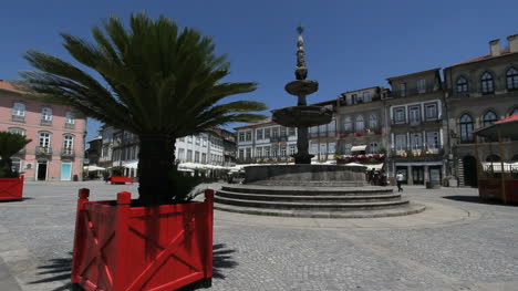 Ponte-De-Lima-Plaza-Mit-Springbrunnen