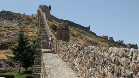 Portugal-Las-Murallas-De-La-Ciudad-De-Marvao-Subir-Colina-Detrás-De-Turista