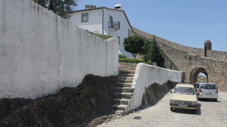 Paredes-De-Marvao-Con-Coche