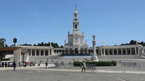 Iglesia-De-Fátima-Con-Estatua-Y-Peregrinos.