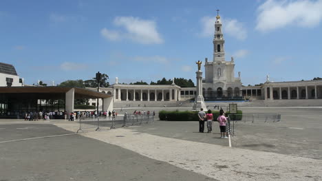 Iglesia-De-Fatima-Con-Peregrinos-Caminando