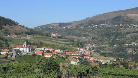 Blick-Auf-Das-Dorf-Und-Die-Weinberge-Von-Douro