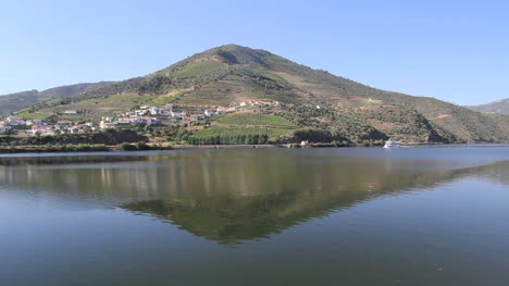 Boot-Und-Reflexion-über-Den-Fluss-Douro-In-Portugal