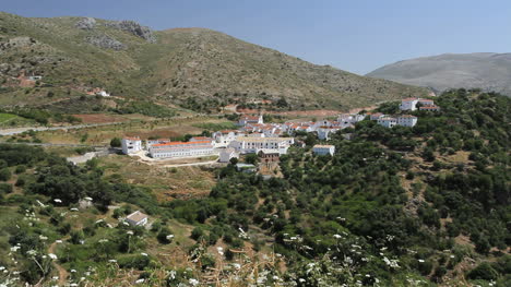 Andalusische-Straße-Und-Entferntes-Dorf