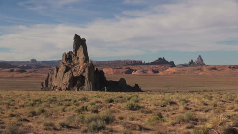 Arizona-Navajo-Reservation-Landschaft-Mit-Felsspitzen-Sx