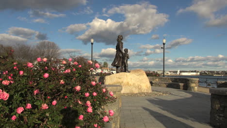 Massachusetts-Gloucester-Fishermans-Frau-Mit-Rosen-Sx