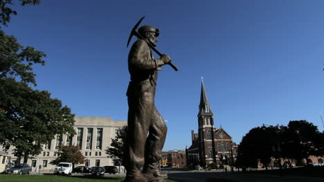 Illinois-miner-statue-Springfield