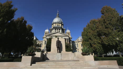Illinois-statehouse-Springfield-Lincoln-statue