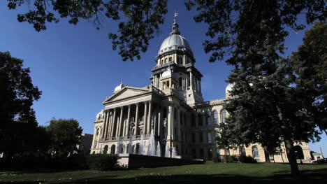 Springfield-Statehouse-De-Illinois-Con-Marco-De-árbol