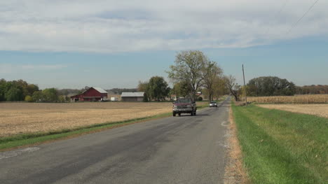 Indiana-Road-In-Landschaft-Mit-Verkehr-Sx