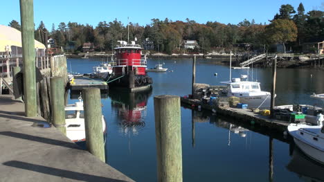 Muelle-De-Maine-Robinson-Con-Remolcador-Rojo-Sx