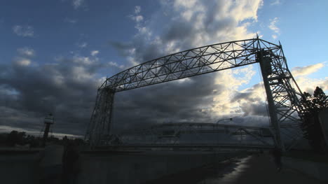 Timelapse-Del-Puente-De-La-Vida-Aérea-De-Duluth