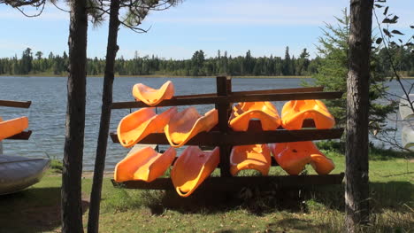 Minnesota-Lake-Itasca-Boote-Auf-Gestell