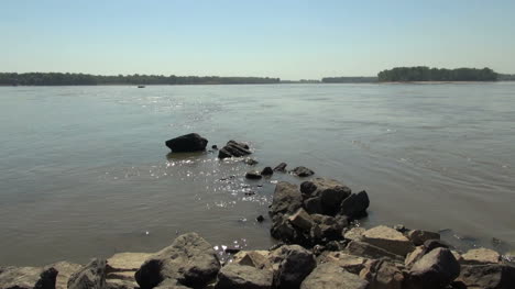 Missouri-Und-Mississippi-Zusammenfluss-Mit-Felsen