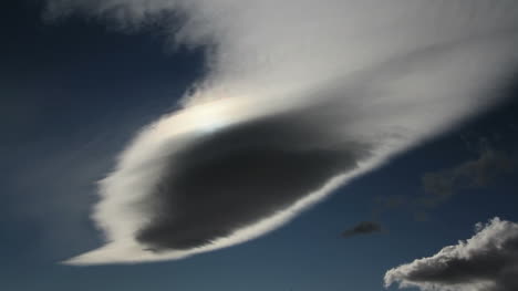 Nevada-cloud-with-silver-lining-timelapse