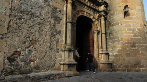 España-Extremadura-Cáceres-Hombre-En-La-Puerta-De-La-Iglesia