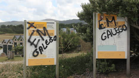 Spanien-Galizien-Playa-Kathedralen-Graffiti-Zeichen-C
