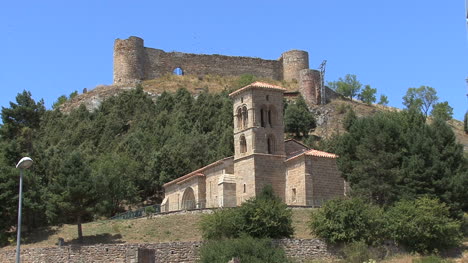 Spanien-Aguilar-De-Campoo-Burg-Und-Kirche