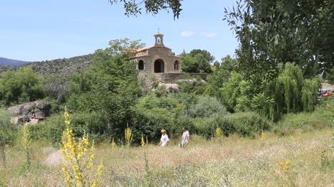 Spain-Castile-Valle-de-Iruelas-chapel-and-hikers