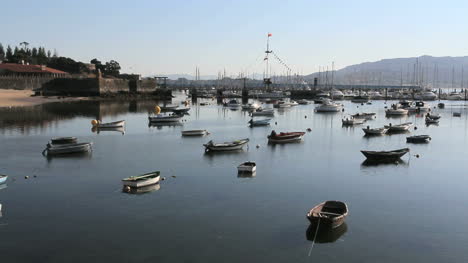 Spanien-Galizien-Baiona-Viele-Boote-Burgmauer-1