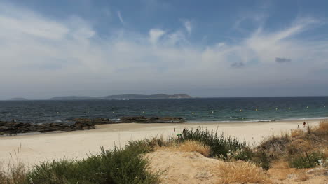 Spanien-Galicien-Playa-Pregueira-Mit-Insel