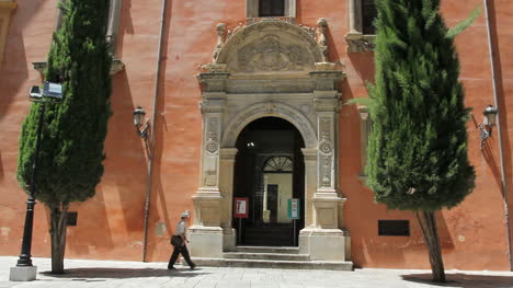 Die-Tür-Der-Kathedrale-Von-Granada-Mit-Einem-Mann,-Der-Hereinkommt