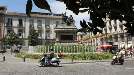 Granada-Isabel-with-Columbus-statue