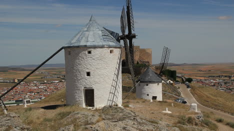 Molinos-De-Viento-De-La-Mancha-Con-Castillo