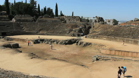 Spanien-Merida-Römisches-Amphitheater-Mit-Touristen