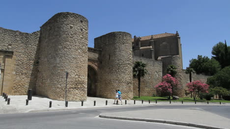 Spanien-Andalusien-Ronda-Paar-Am-Stadttor