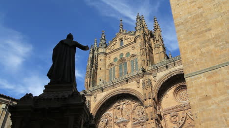 Salamanca-Statue-Und-Kathedrale-2