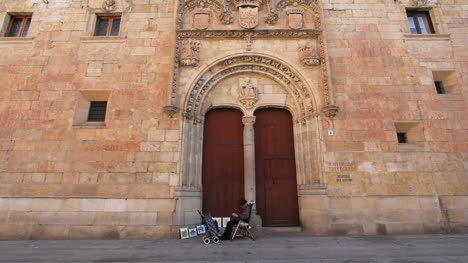 Spanien-Salamanca-Universität-Mit-Sitzendem-Mann