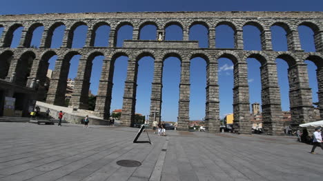 Acueducto-De-Segovia-Con-Un-Cielo-Azul