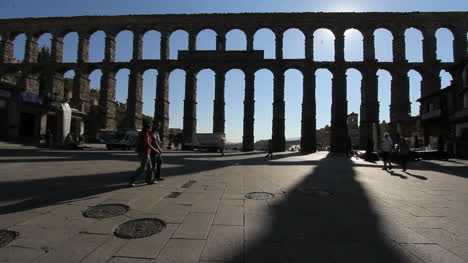 Segovia-Aquädukt-Mit-Dramatischen-Schatten