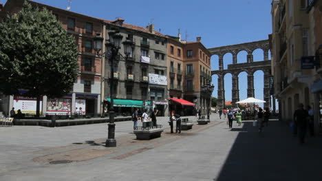 Segovia-aqueduct-end-of-street-2
