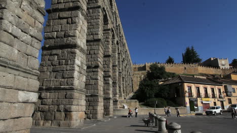 Segovia-aqueduct-morning-and-walls