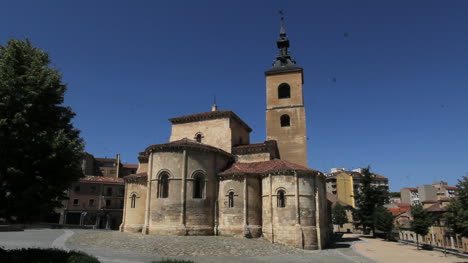 Segovia-San-Millan-Kirche-Mit-Vielen-Schwalben