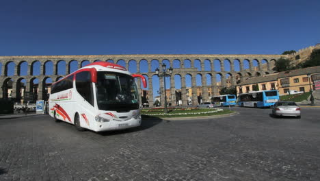 Segovia-Aquaduct-Morgendlicher-Kreisverkehr-Zeitraffer