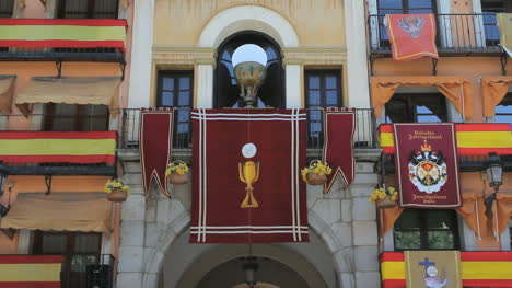 Puerta-De-Toledo-Y-Pancartas