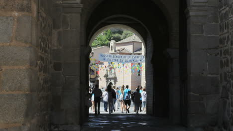 Gente-De-Toledo-Caminando-Por-La-Puerta