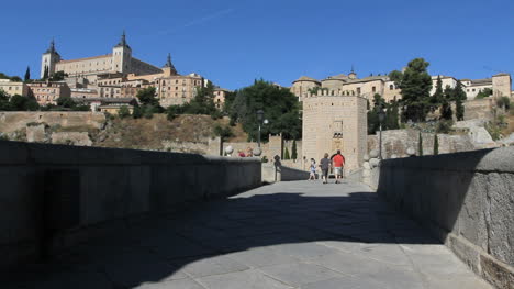 Toledo-Puente-De-Alcanrara-Mit-Paar-Hand-In-Hand