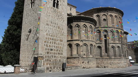 Toledo-Santiago-Del-Arrabel-Kirche-Mit-Fahnen