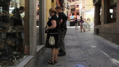 Toledo-window-shoppers