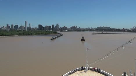 Buenos-Aires-entering-harbor-s1