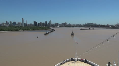 Buenos-Aires-Beim-Einlaufen-In-Den-Hafen-S1